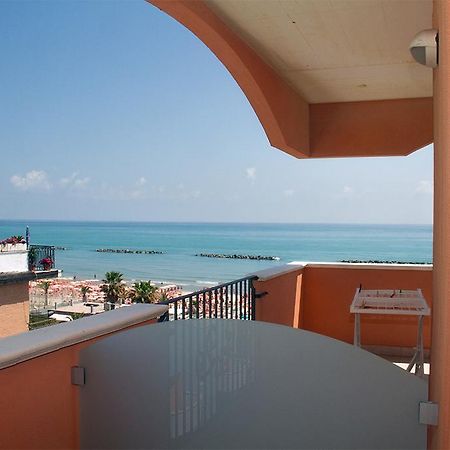 Hotel Cristall San Benedetto del Tronto Bagian luar foto