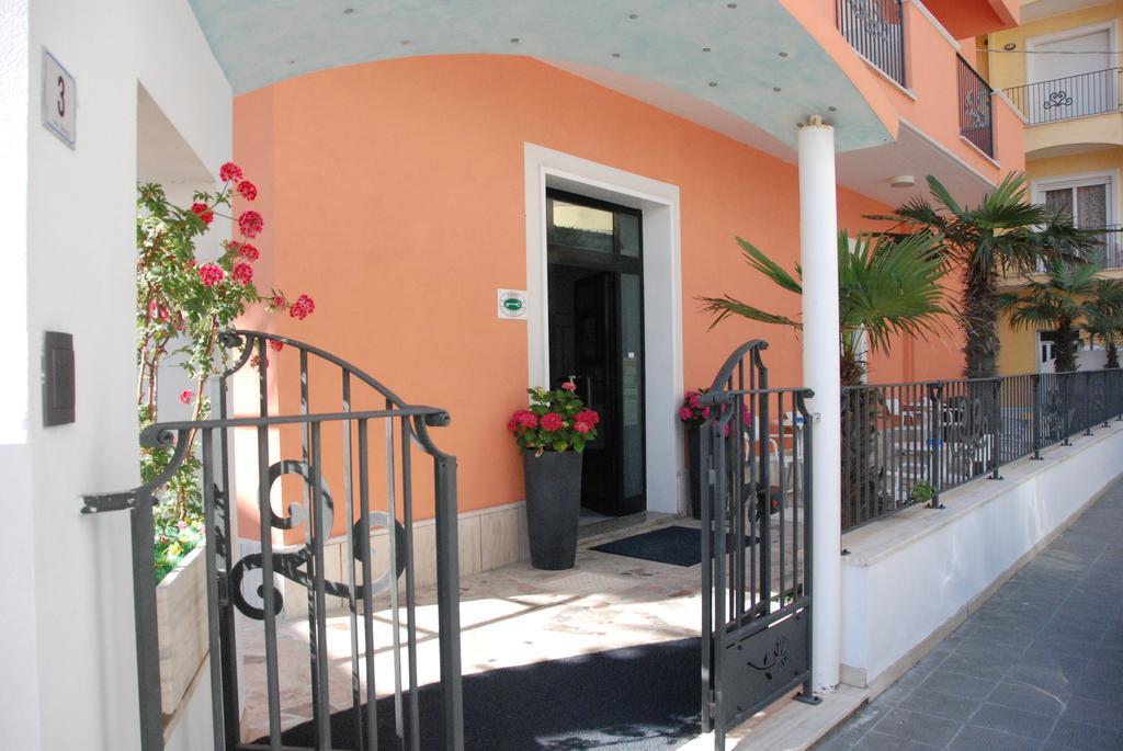 Hotel Cristall San Benedetto del Tronto Bagian luar foto