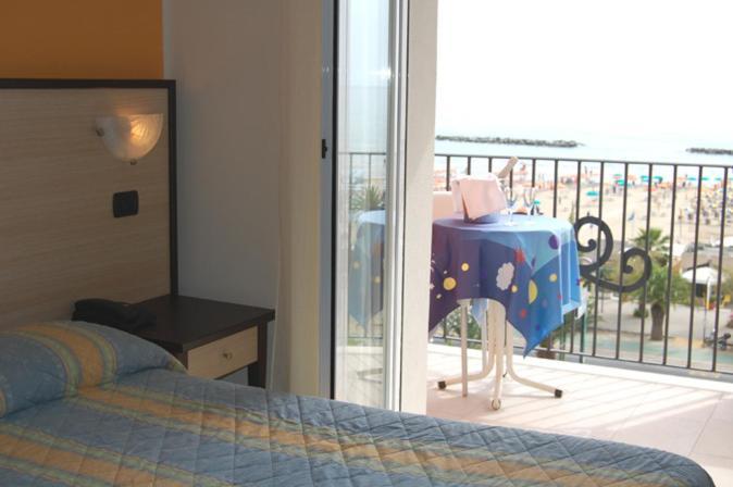 Hotel Cristall San Benedetto del Tronto Bagian luar foto