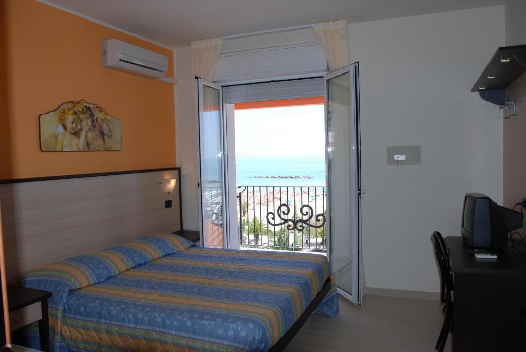 Hotel Cristall San Benedetto del Tronto Bagian luar foto