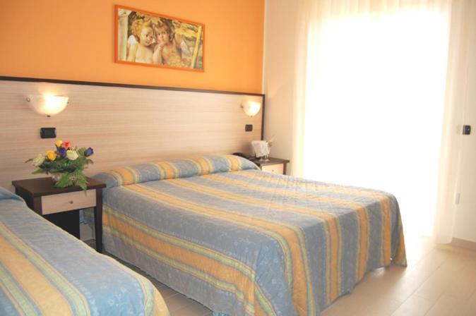 Hotel Cristall San Benedetto del Tronto Bagian luar foto