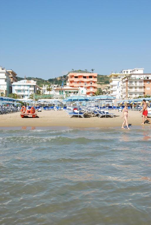 Hotel Cristall San Benedetto del Tronto Bagian luar foto