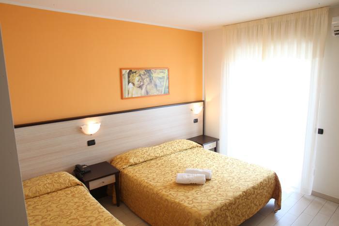 Hotel Cristall San Benedetto del Tronto Bagian luar foto