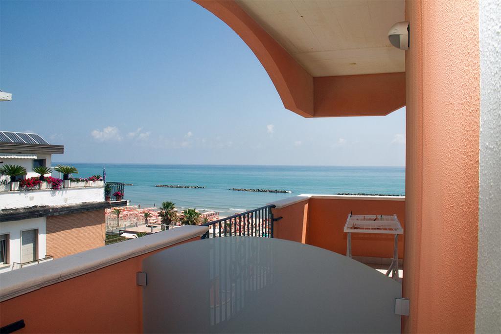 Hotel Cristall San Benedetto del Tronto Bagian luar foto