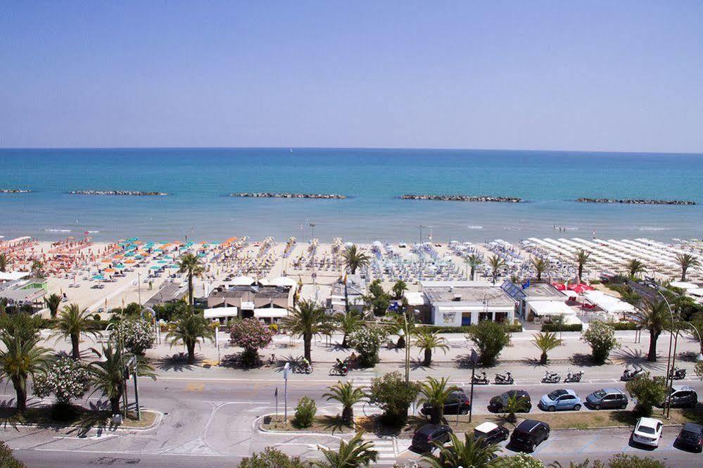 Hotel Cristall San Benedetto del Tronto Bagian luar foto